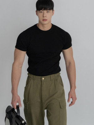 韓國🇰🇷黑白兩色基本款顯壯螺紋貼身短袖『韓國連線』