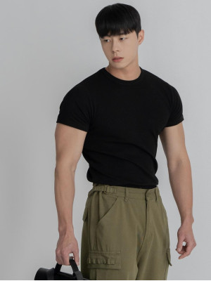 韓國🇰🇷黑白兩色基本款顯壯螺紋貼身短袖『韓國連線』