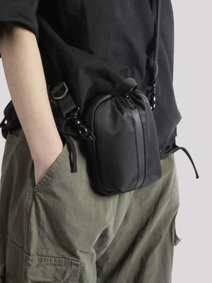 韓國🇰🇷最輕巧方便又帥氣的潮流單肩迷你斜背包『韓國連線』